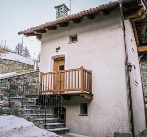 尚波吕克Lo Mieton - Affitti Brevi Italia的房屋的一侧设有木制阳台