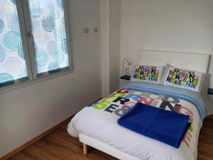 卡萨诺韦Sleep & Fly Villa Luisa的小卧室配有带色彩缤纷枕头的床