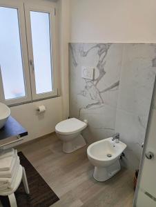 卡萨诺韦Sleep & Fly Villa Luisa的白色的浴室设有卫生间和水槽。