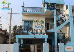 维沙卡帕特南Saghar House的蓝色的建筑,阳台上种植了棕榈树