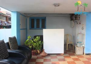 维沙卡帕特南Saghar House的带沙发和白色墙壁的客厅
