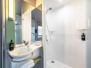 美因河畔法兰克福法兰克福市东宜必思快捷酒店的白色的浴室设有水槽和淋浴。