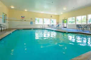 斯普林菲尔德Comfort Suites Springfield RiverBend Medical的大楼内的一个蓝色海水游泳池