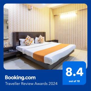 博帕尔FabHotel Shree Regency的酒店的客房 - 带橙色和白色枕头的床