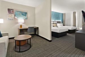 沃思堡北化石溪康福特套房酒店的酒店客房设有两张床和一张桌子。