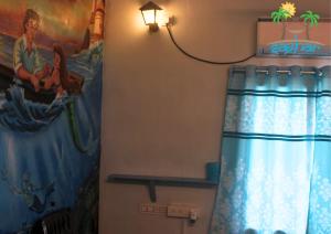维沙卡帕特南Saghar House的浴室配有淋浴帘和墙上的绘画
