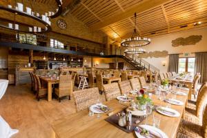 克桑滕Landhotel Lebensart的用餐室配有木桌和椅子