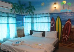 维沙卡帕特南Saghar House的一间卧室配有一张壁挂式冲浪板床。