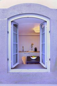 辛特拉罗斯特里斯本尤格里亚乡村酒店的开敞的窗户,带有一碗水果的厨房