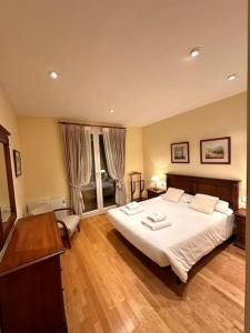 马尔蒂内特Acogedor alojamiento en Martinet, Cerdanya.的一间卧室设有一张大床,铺有木地板