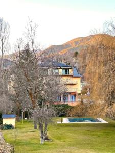 马尔蒂内特Acogedor alojamiento en Martinet, Cerdanya.的山顶上带游泳池的房子