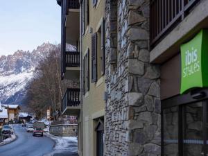 里雾诗ibis Styles Les Houches Chamonix的街道旁建筑物的边标