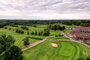 诺里奇温瑟姆山谷高尔夫乡村俱乐部酒店的享有度假村高尔夫球场的空中景致