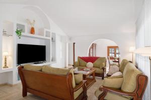 卡门港Villa Muñoz的带沙发和电视的客厅