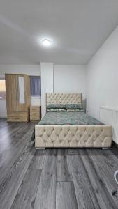 奥尔德伯里Double Bedroom with private bathroom and shared kitchen的一间卧室设有一张大床,铺有木地板。