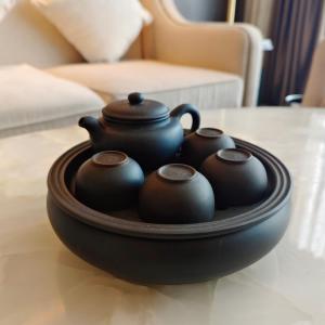 佛山佛山南海瞻云酒店的桌上装有三茶壶的托盘