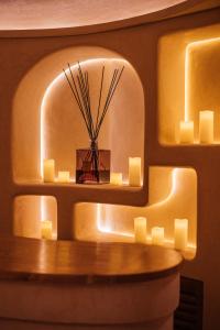 谷雪维尔石英酒店的一间设有镜子和蜡烛花瓶的房间