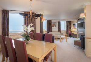 布莱克浦布莱克浦大酒店的用餐室以及带桌椅的起居室。