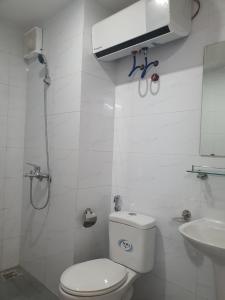 海阳Bach Dang Apartment Hai Duong的白色的浴室设有卫生间和水槽。