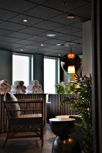 哈尔姆斯塔德ProfilHotels Halmstad Plaza的客房设有椅子、桌子和窗户。