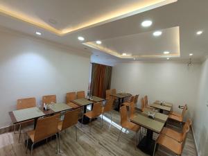 普鲁利耶Swet Palash Resort的用餐室配有木桌和椅子