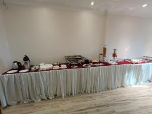 普鲁利耶Swet Palash Resort的一张桌子,房间里配有白色桌布