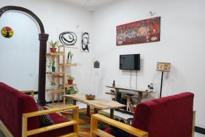 达累斯萨拉姆2 Bedroom spacious Cozy Home in Kigamboni,10 min Walk to Beach的客厅配有2把红色椅子和桌子
