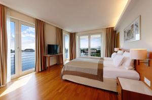 威廉港威廉港大西洋酒店的一间卧室设有一张大床和大窗户