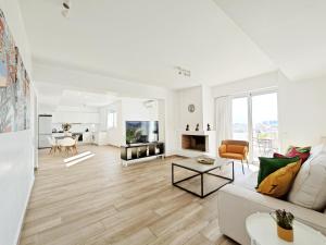 雅典Nemeseos Apartments by Verde的客厅配有沙发和桌子