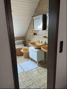 米内尔斯塔特Galeriehaus的一间带两个盥洗盆和卫生间的浴室