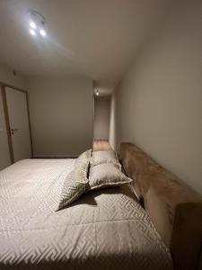 ZulteChez Victorine Zulte的一间卧室配有一张带两个枕头的床