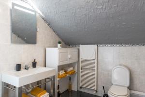 桑塔纳Casa das Eiras, Nº48的一间带水槽、卫生间和淋浴的浴室