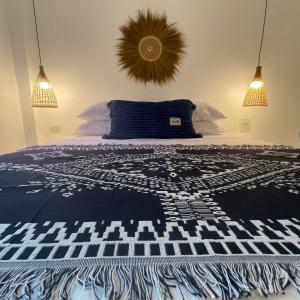 高兰Acqualanta House的一间卧室配有一张带黑白毯子的床