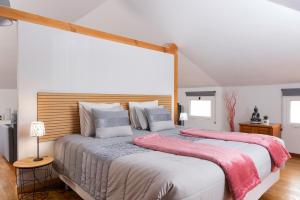 桑塔纳Casa das Eiras, Nº48的一间卧室配有一张大床和木制床头板