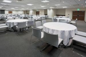 蒙特雷City Express Plus by Marriott Monterrey Nuevo Sur的一间会议室,配有白色的桌子和白色的椅子