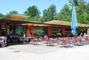 朗瑙B&B Langenberg的一组桌子和椅子在餐厅前