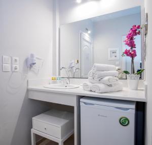 卡拉马孔Cavo Doro的白色的浴室设有水槽和镜子