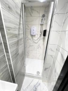 PinnerLetzi Private En-Suite In Harrow的带淋浴和卫生间的浴室