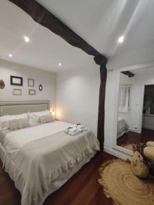 毕尔巴鄂Apartamento El 31 de Bilbao的卧室设有一张白色大床和一扇窗户。