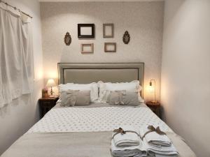 毕尔巴鄂Apartamento El 31 de Bilbao的一间卧室配有一张床,上面有两条毛巾