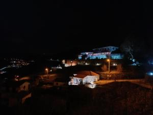 比索达雷加Casa do Romezal的城市的夜晚景与灯光