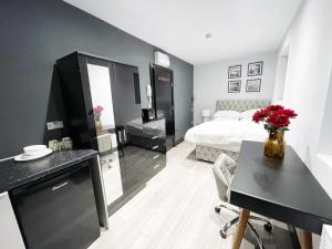 PinnerLetzi Private En-Suite In Harrow的黑白卧室配有床和书桌