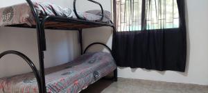 比亚莱特马西Casita vacacionera的客房设有两张双层床和一扇窗户。