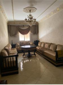 迈尔提勒Luxury appartment Oumi的客厅配有沙发和桌子
