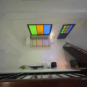 高兰Acqualanta House的墙上设有2个彩色玻璃窗的房间