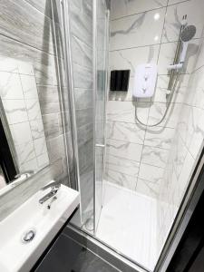 PinnerLetzi Private En-Suite In Harrow的带淋浴和盥洗盆的浴室