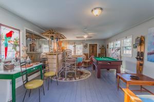 泰比岛Creekside Paradise的客厅配有台球桌