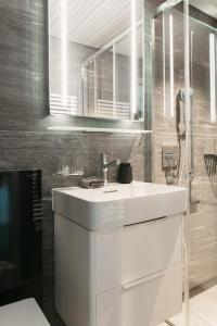 MagliasoCentro Magliaso的浴室配有白色水槽和淋浴。