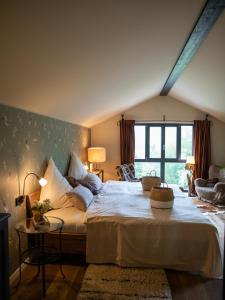 伊布斯河畔格施特灵Chalet Alte Schmiede的一间卧室设有一张大床和一个大窗户