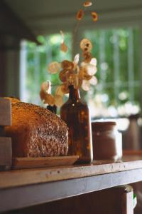 圣卡洛斯-德巴里洛切Hostel Like Quijote的一张桌子,上面有面包和花瓶